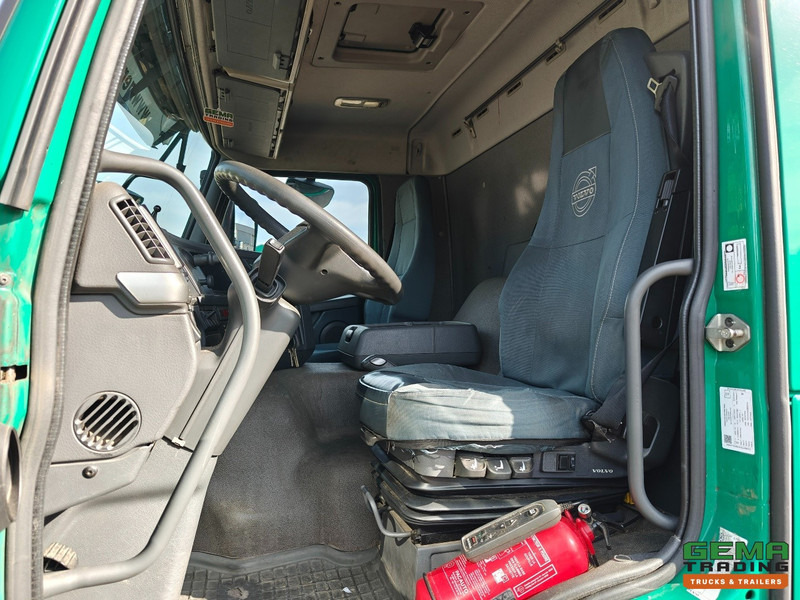 Livestock truck Volvo FM330 4x2 Dagcab Euro5 - KuikenBak 8.4m + Webasto Heater + Dhollandia 2000KG: picture 5