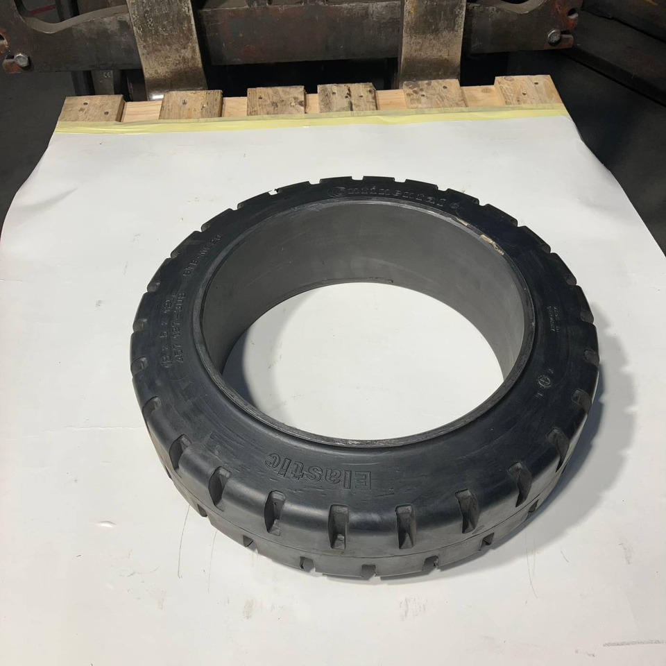 2X Conti 18x5x12 1/8 tyres - Tire for Material handling equipment: picture 1 2X Conti 18x5x12 1/8 tyres - Tire for Material handling equipment: picture 1