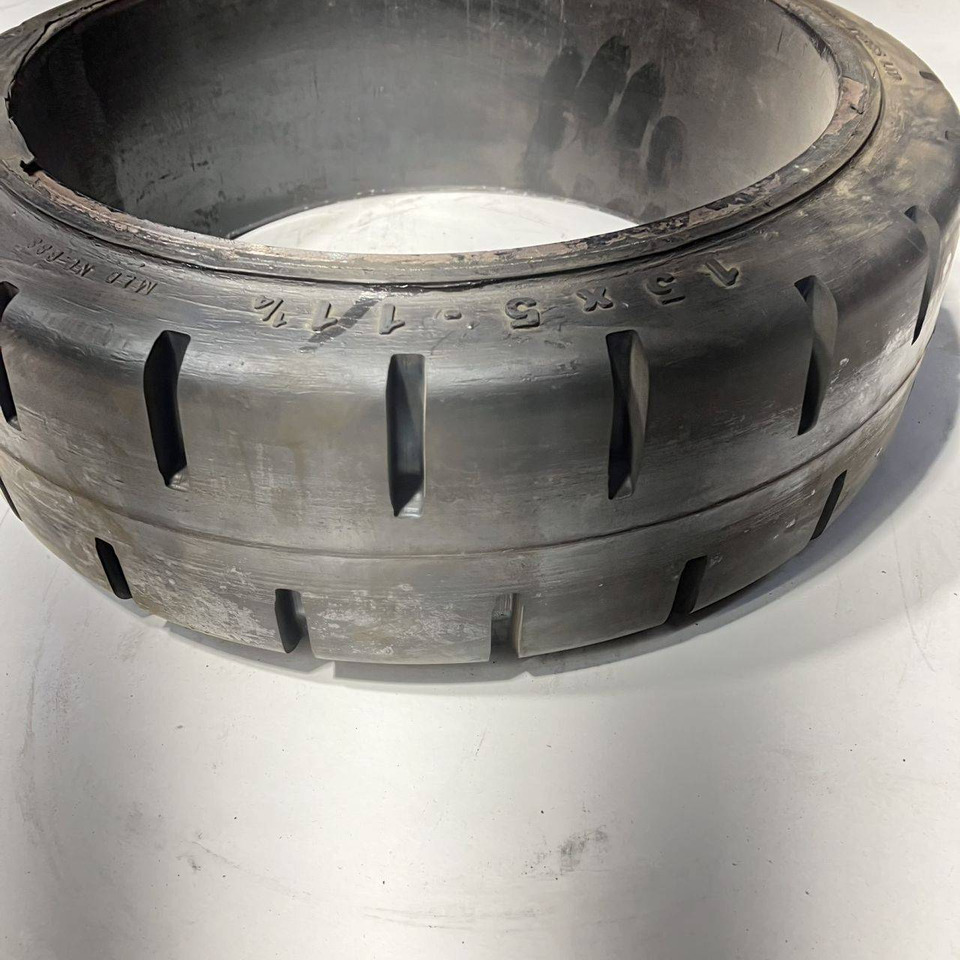 2X Watts 15x5x11 1/4 tyres - Tire for Material handling equipment: picture 2 2X Watts 15x5x11 1/4 tyres - Tire for Material handling equipment: picture 2