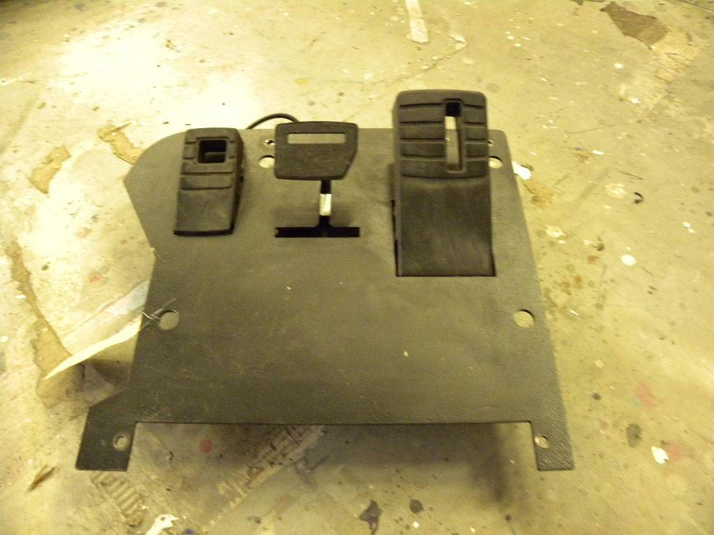 Accelerator & Brake (Pedals) for Caterpillar - Pedal for Material handling equipment: picture 1 Accelerator & Brake (Pedals) for Caterpillar - Pedal for Material handling equipment: picture 1