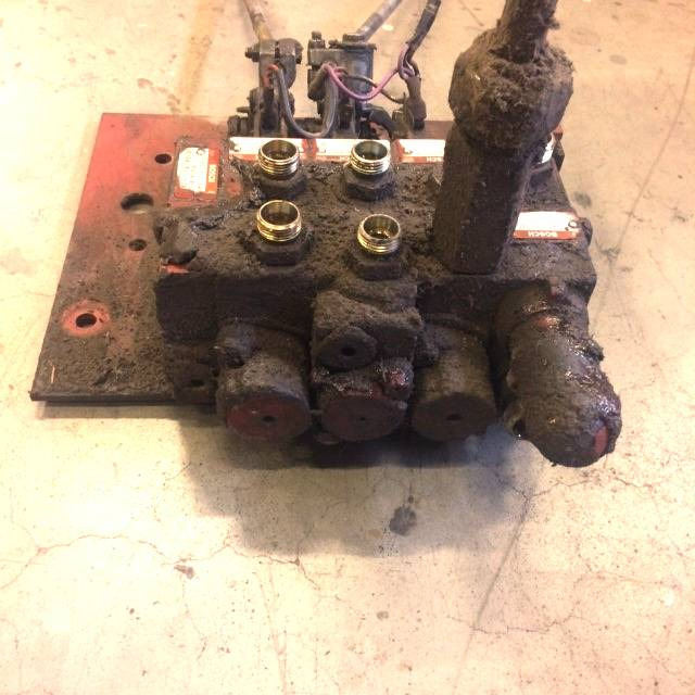 Control valve for Linde E15, Series 324 - Hydraulic valve for Material handling equipment: picture 3 Control valve for Linde E15, Series 324 - Hydraulic valve for Material handling equipment: picture 3