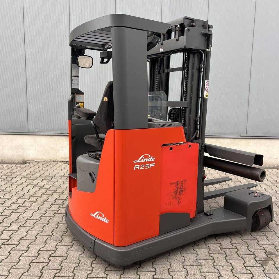 Linde R25F - 4-way reach truck: picture 2 Linde R25F - 4-way reach truck: picture 2