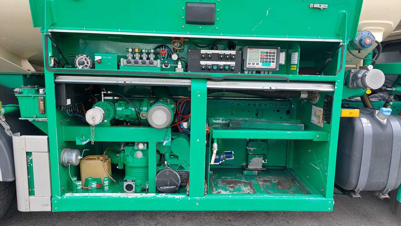 MERCEDES AXOR - Tanker truck: picture 4 MERCEDES AXOR - Tanker truck: picture 4