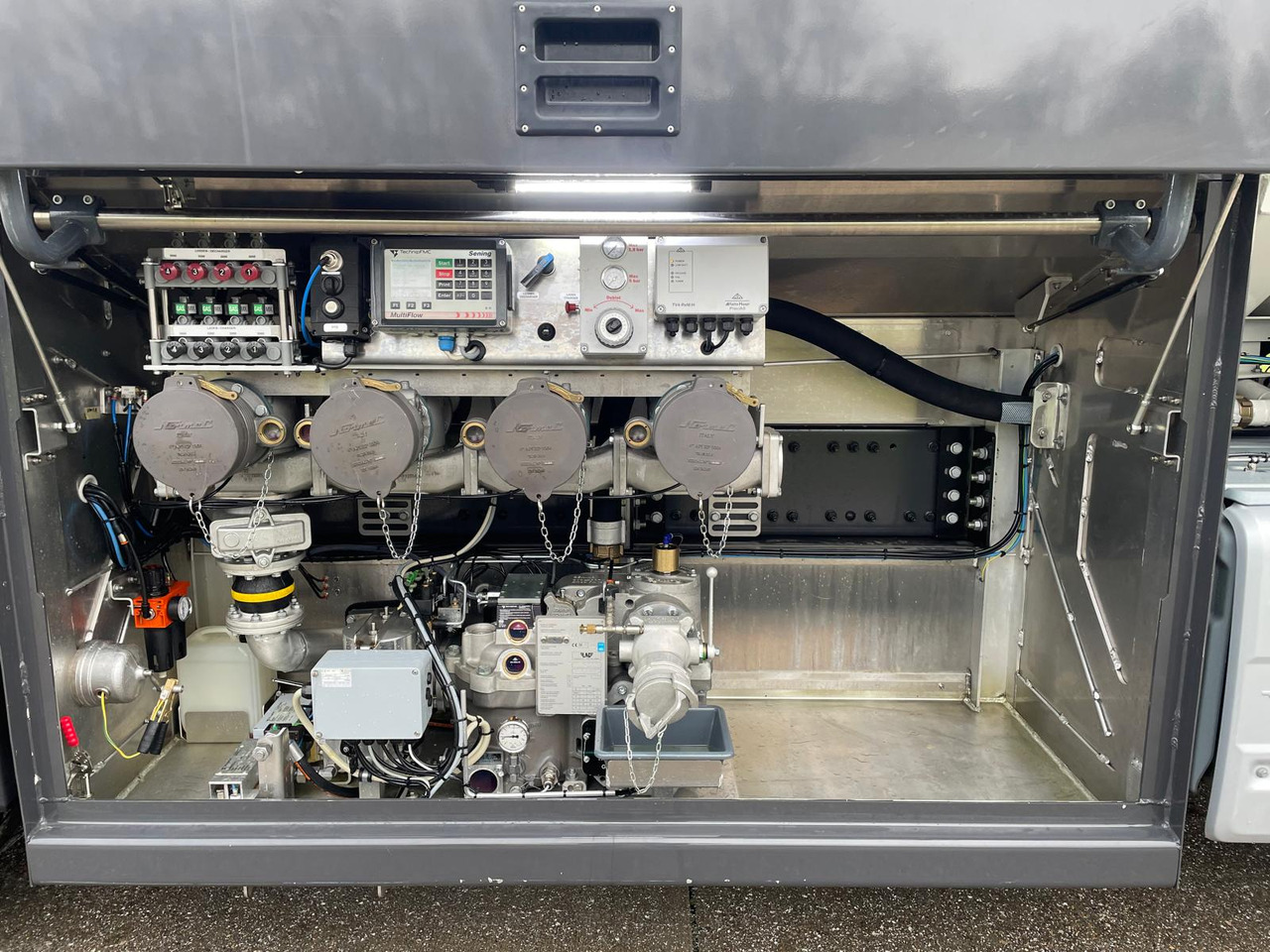 SCANIA P370 - Tanker truck: picture 2 SCANIA P370 - Tanker truck: picture 2