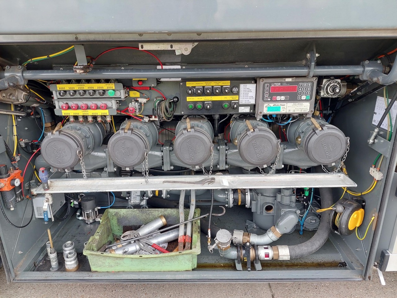 Tanker truck VOLVO FM: picture 12