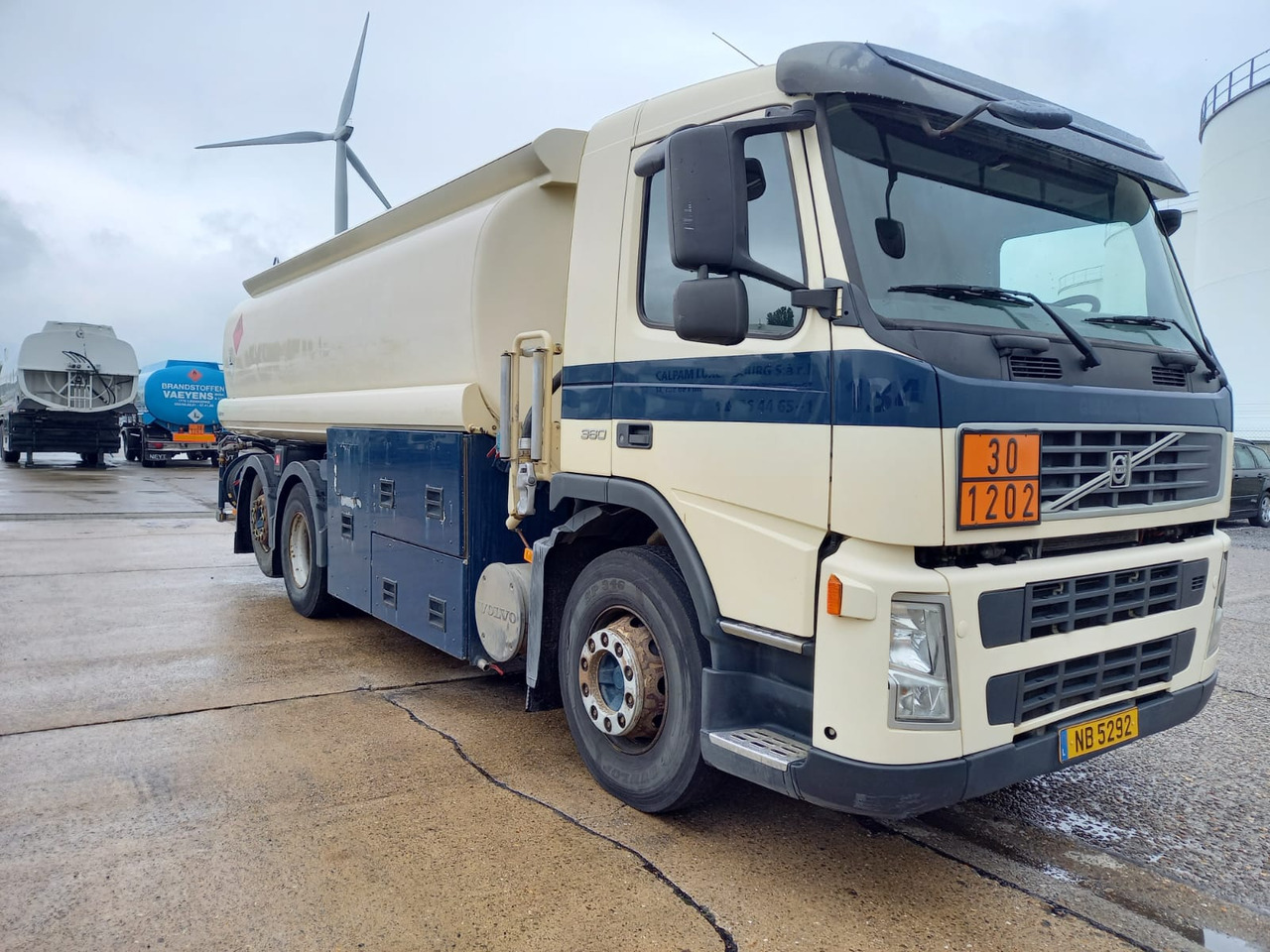 VOLVO FM (lot of 3) - Tanker truck: picture 3 VOLVO FM (lot of 3) - Tanker truck: picture 3