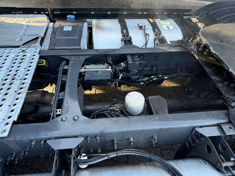 Tractor unit Volvo FH 460 Globetrotter XL 2x tank Standairco 405.369KM! NL Truck - APK 09-2026: picture 11 Tractor unit Volvo FH 460 Globetrotter XL 2x tank Standairco 405.369KM! NL Truck - APK 09-2026: picture 11