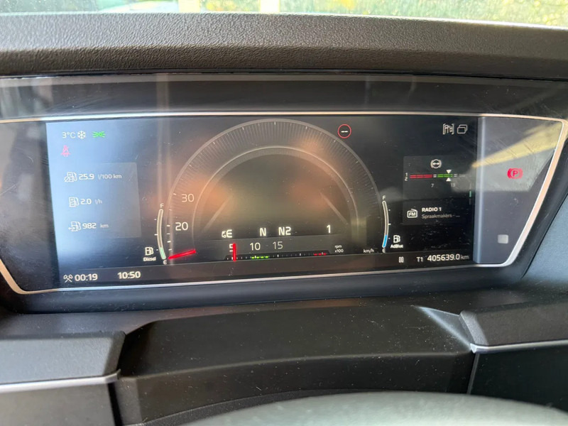 Tractor unit Volvo FH 460 Globetrotter XL 2x tank Standairco 405.369KM! NL Truck - APK 09-2026: picture 8 Tractor unit Volvo FH 460 Globetrotter XL 2x tank Standairco 405.369KM! NL Truck - APK 09-2026: picture 8