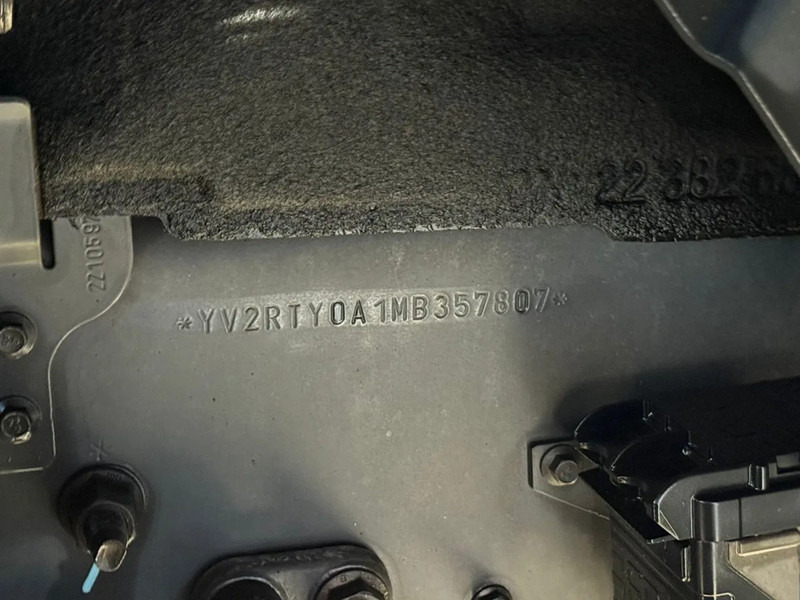 Tractor unit Volvo FH 460 Globetrotter XL 2x tank Standairco 405.369KM! NL Truck - APK 09-2026: picture 17 Tractor unit Volvo FH 460 Globetrotter XL 2x tank Standairco 405.369KM! NL Truck - APK 09-2026: picture 17