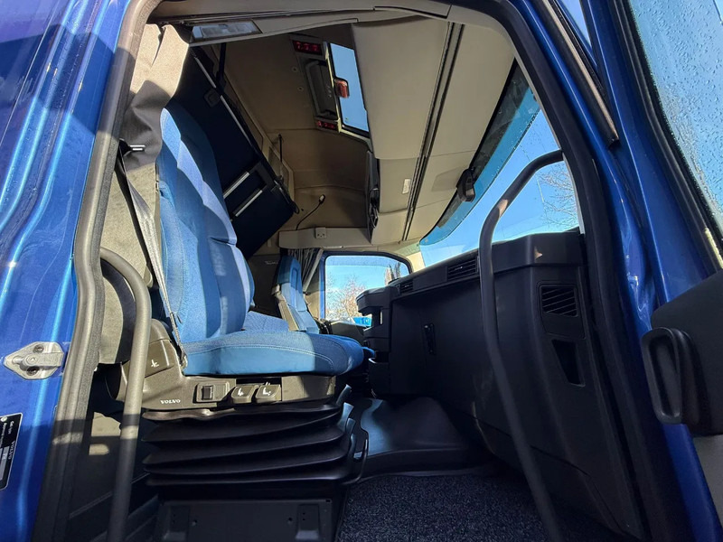 Tractor unit Volvo FH 460 Globetrotter XL 2x tank Standairco 405.369KM! NL Truck - APK 09-2026: picture 18 Tractor unit Volvo FH 460 Globetrotter XL 2x tank Standairco 405.369KM! NL Truck - APK 09-2026: picture 18