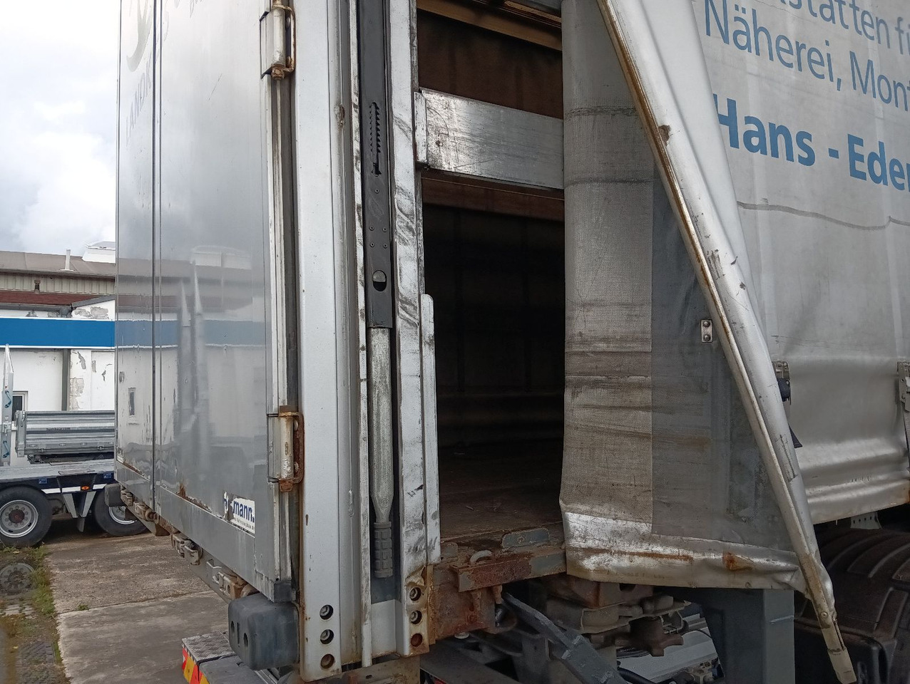 Hofmann 2xWB2205 C745 9/2007 Hubdach,Curtainsider,Edscha Hofmann 2xWB2205 C745 9/2007 Hubdach,Curtainsider,Edscha - Curtainside swap body: picture 3 Hofmann 2xWB2205 C745 9/2007 Hubdach,Curtainsider,Edscha Hofmann 2xWB2205 C745 9/2007 Hubdach,Curtainsider,Edscha - Curtainside swap body: picture 3