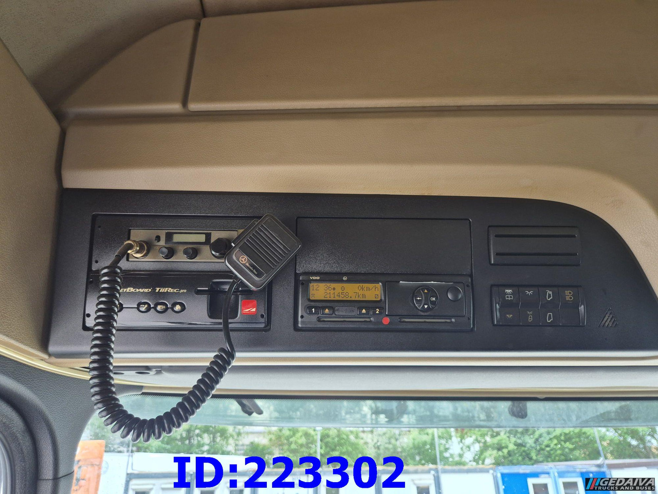 Tractor unit MERCEDES-BENZ Actros 2551 6x2: picture 17