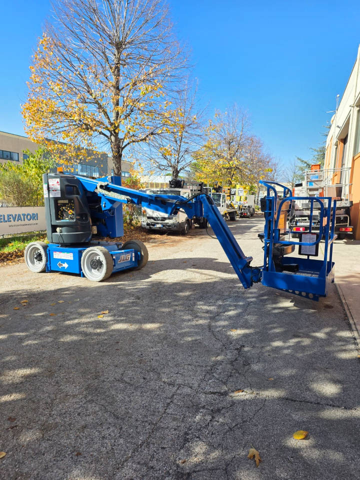 JLG E 300 AJP - Articulated boom lift: picture 1 JLG E 300 AJP - Articulated boom lift: picture 1