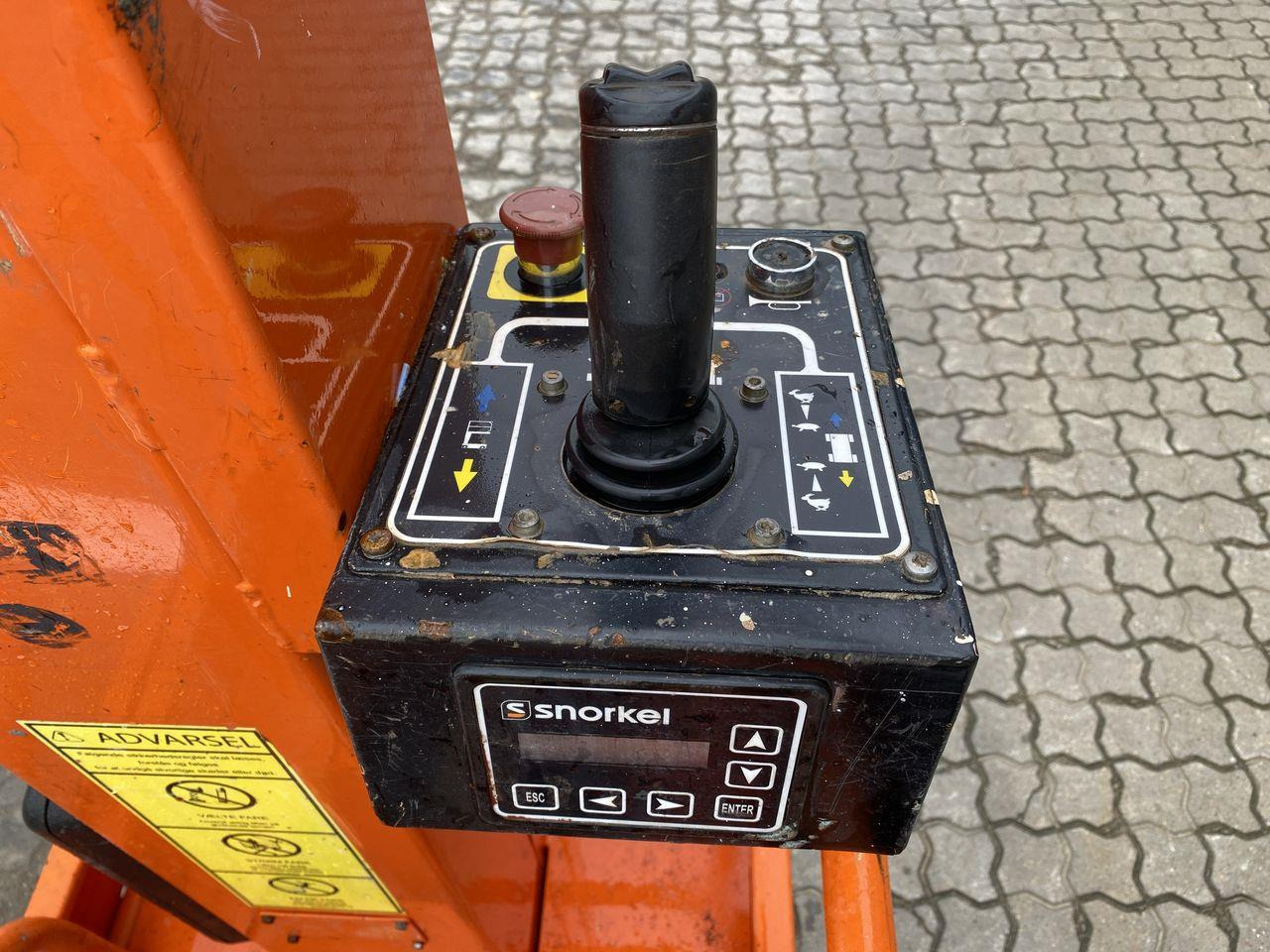 Snorkel TM12 - Vertical mast lift: picture 3 Snorkel TM12 - Vertical mast lift: picture 3