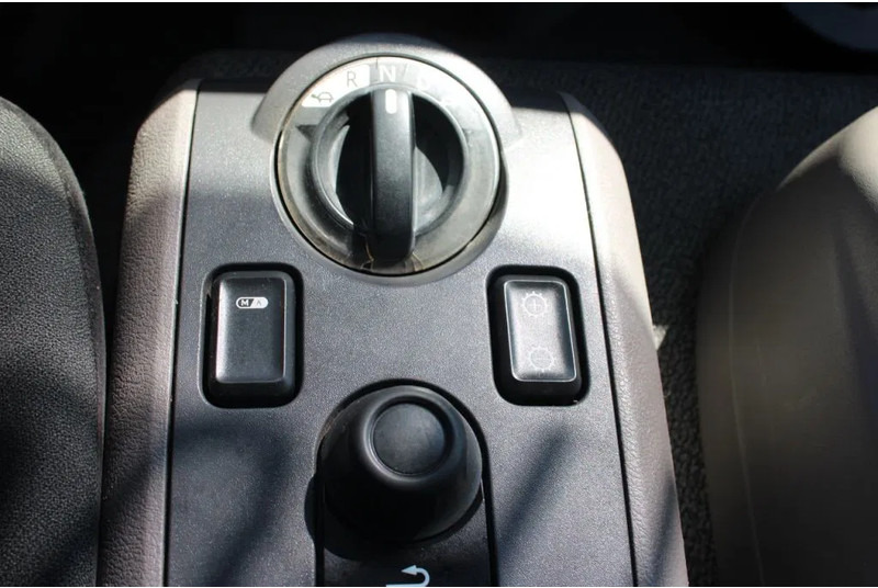 Interior photo 2: Box truck DAF LF 180 + Euro 6 + Dhollandia Lift + 12t