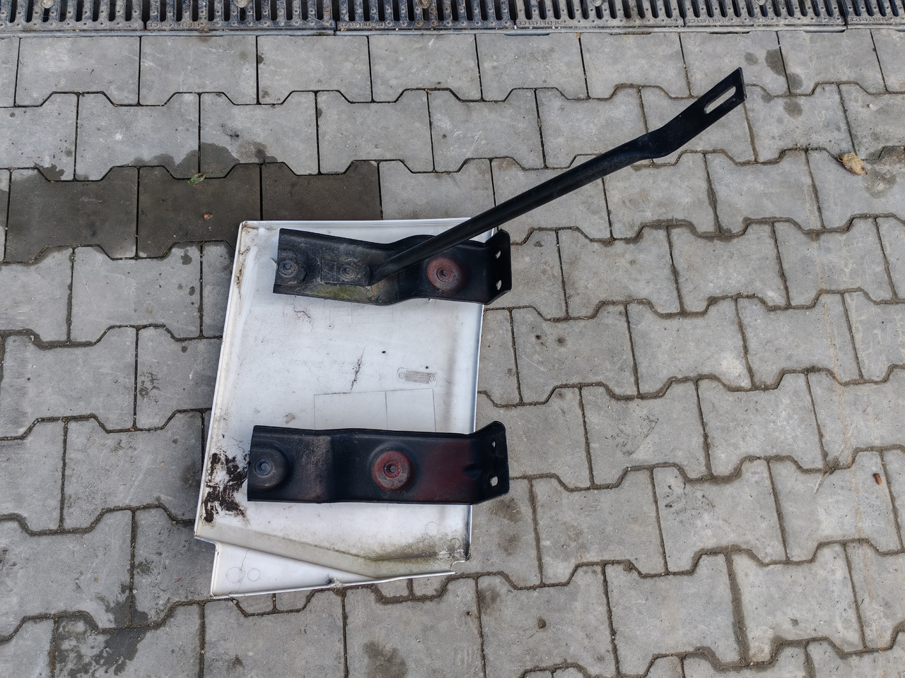 RENAULT RANGE T EURO 6 / HIGH CAB / LEFT SPOILER EXTENDER - Aerodynamics/ Spoiler: picture 5 RENAULT RANGE T EURO 6 / HIGH CAB / LEFT SPOILER EXTENDER - Aerodynamics/ Spoiler: picture 5