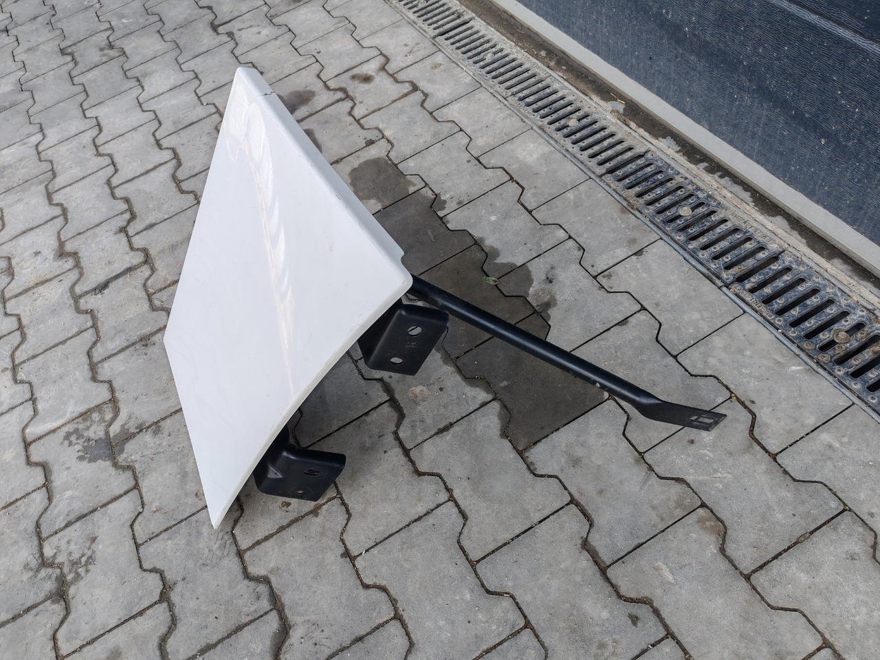 RENAULT RANGE T EURO 6 / HIGH CAB / RIGHT SPOILER EXTENDER - Aerodynamics/ Spoiler: picture 3 RENAULT RANGE T EURO 6 / HIGH CAB / RIGHT SPOILER EXTENDER - Aerodynamics/ Spoiler: picture 3