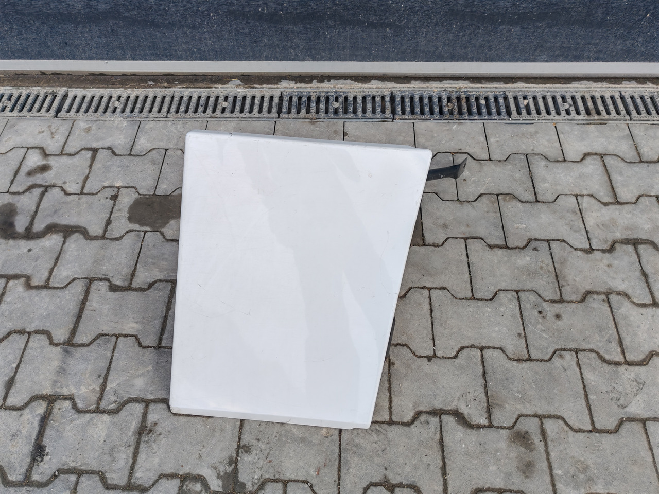 RENAULT RANGE T EURO 6 / HIGH CAB / RIGHT SPOILER EXTENDER - Aerodynamics/ Spoiler: picture 2 RENAULT RANGE T EURO 6 / HIGH CAB / RIGHT SPOILER EXTENDER - Aerodynamics/ Spoiler: picture 2