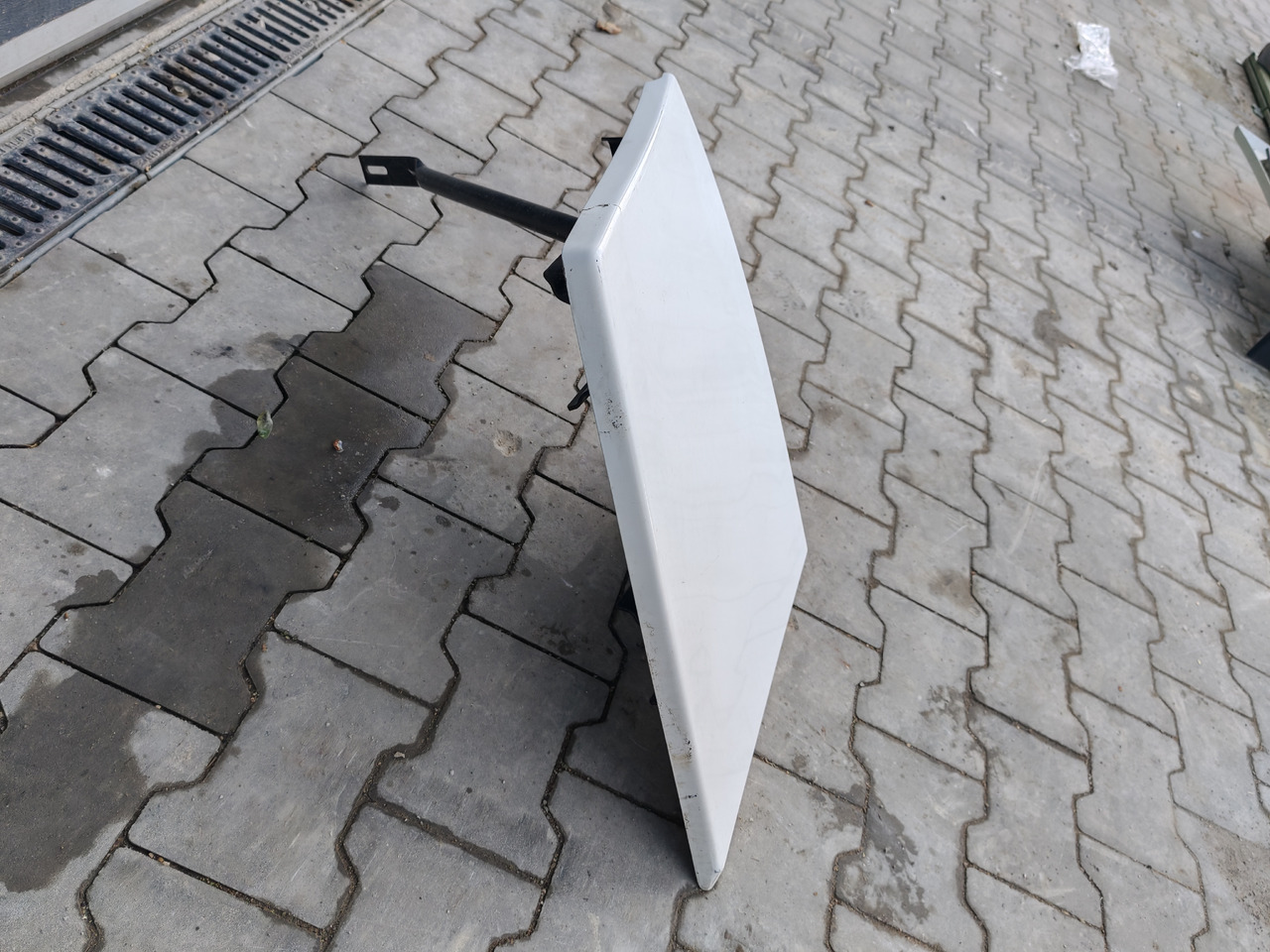 RENAULT RANGE T EURO 6 / HIGH CAB / RIGHT SPOILER EXTENDER - Aerodynamics/ Spoiler: picture 4 RENAULT RANGE T EURO 6 / HIGH CAB / RIGHT SPOILER EXTENDER - Aerodynamics/ Spoiler: picture 4