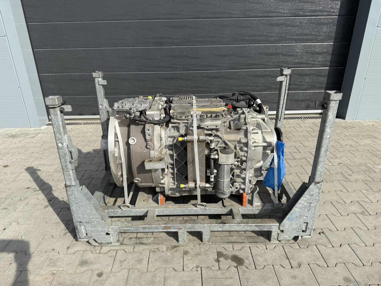 VOLVO BUS HYBRID Automatic gearbox AT2412F electric motor EMDS120 (EMD300B) / NEW - Gearbox for City bus: picture 2 VOLVO BUS HYBRID Automatic gearbox AT2412F electric motor EMDS120 (EMD300B) / NEW - Gearbox for City bus: picture 2