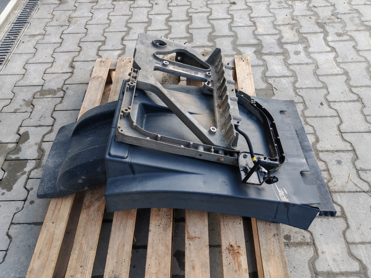 VOLVO FH FM FMX /FRONT AXLE LEFT MODGUARD / COMPLETE - Body and exterior: picture 4 VOLVO FH FM FMX /FRONT AXLE LEFT MODGUARD / COMPLETE - Body and exterior: picture 4