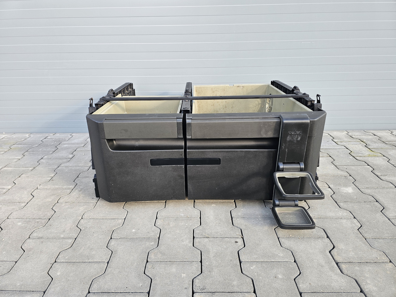 VOLVO FH4 / CABIN UNDERBED STORAGE / 23538347 23538293 - Cab and interior: picture 2 VOLVO FH4 / CABIN UNDERBED STORAGE / 23538347 23538293 - Cab and interior: picture 2