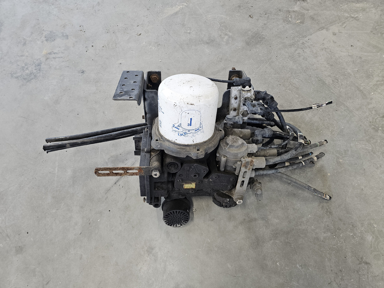 VOLVO FH4 FM4 EURO 6 / AIR DRYIER / EL2501 / 22358797 - Brake valve: picture 2 VOLVO FH4 FM4 EURO 6 / AIR DRYIER / EL2501 / 22358797 - Brake valve: picture 2