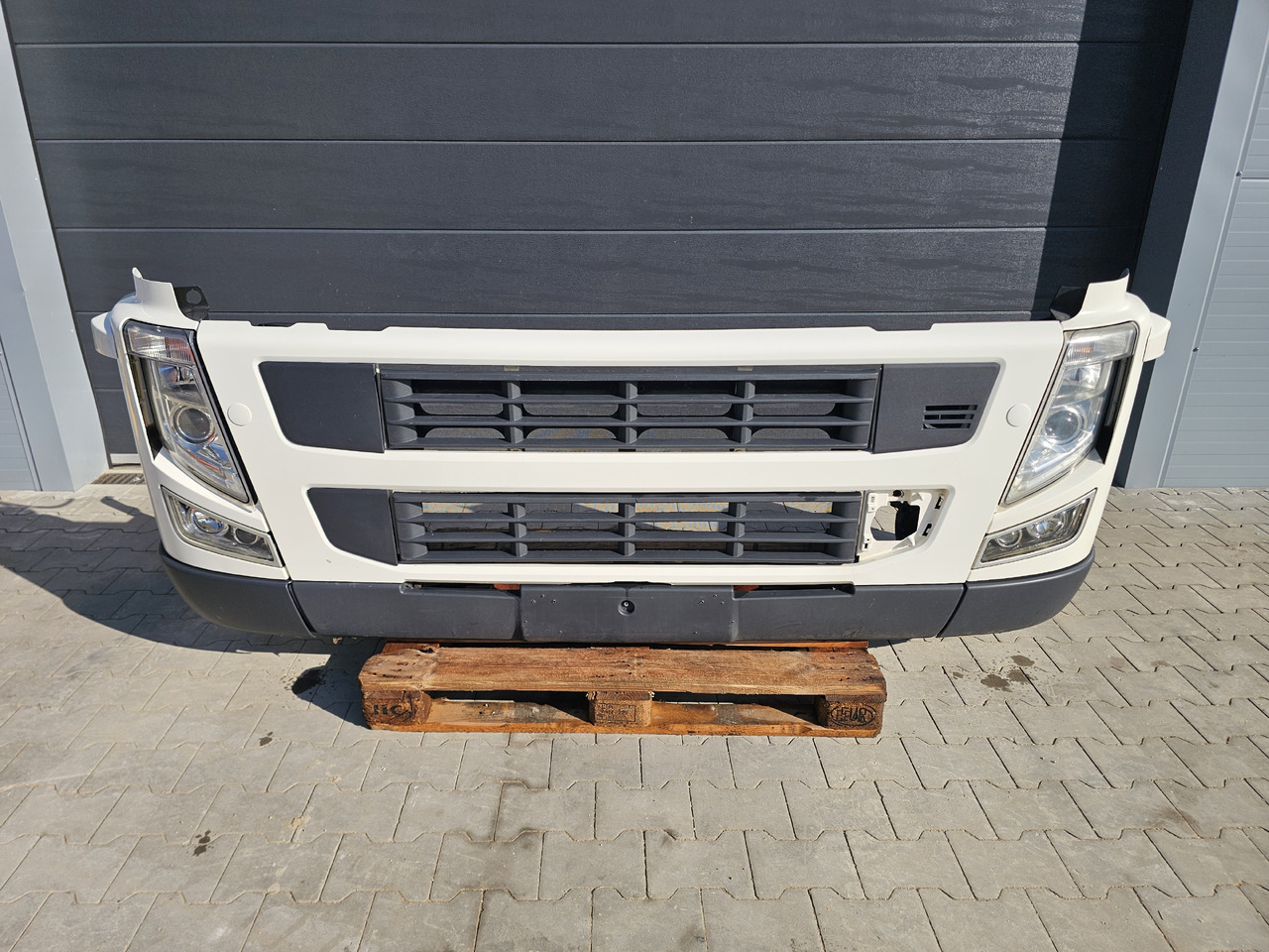 VOLVO FM3 EUR0 5 / COMPLETE BUMPER - Bumper: picture 2 VOLVO FM3 EUR0 5 / COMPLETE BUMPER - Bumper: picture 2