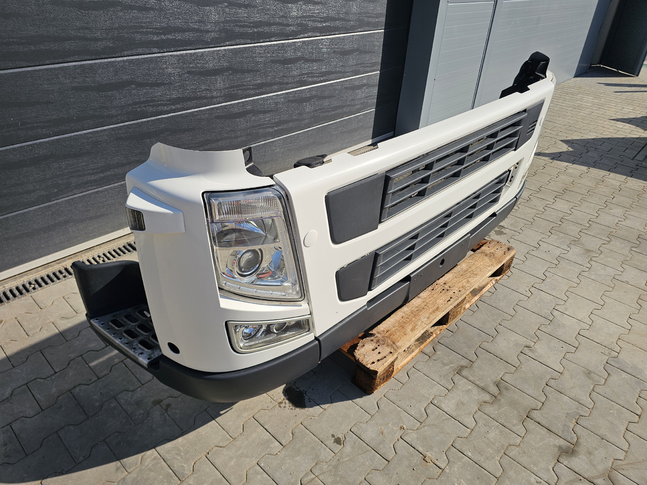 VOLVO FM3 EUR0 5 / COMPLETE BUMPER - Bumper: picture 3 VOLVO FM3 EUR0 5 / COMPLETE BUMPER - Bumper: picture 3