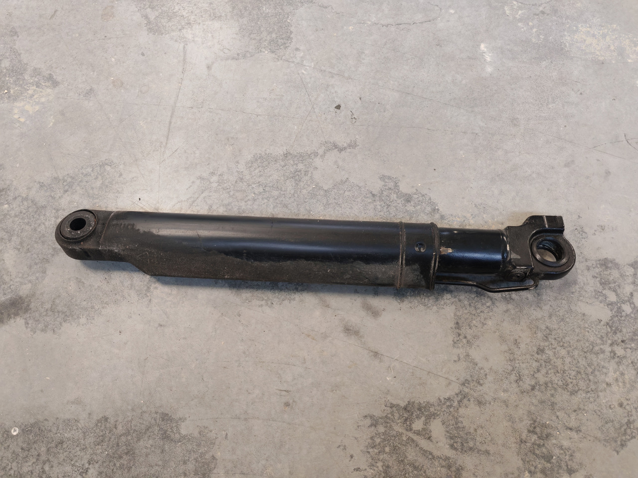 VOLVO FM5 EURO 6 / CAB TILT CYLINDER / 23583236 - Cab suspension: picture 2 VOLVO FM5 EURO 6 / CAB TILT CYLINDER / 23583236 - Cab suspension: picture 2