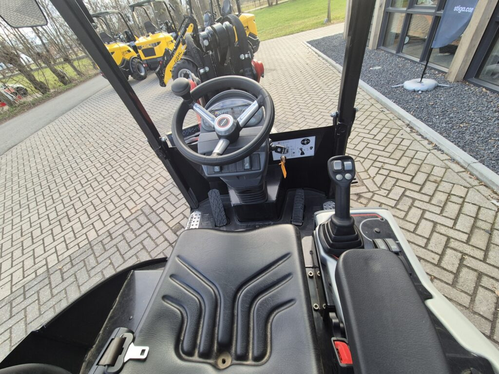 Compact loader MANITOU MLA 2-25H miniloader: picture 8