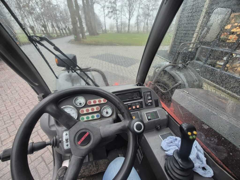 Telescopic handler MANITOU MLT 627 compact turbo: picture 8