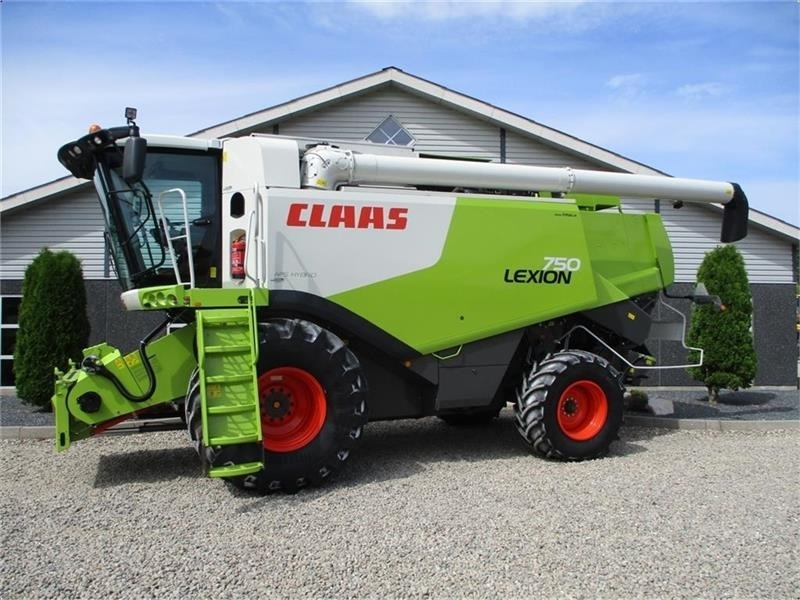 Claas LEXION 750 Gårdmaskine med kun 1480timer og V900 s - Combine harvester: picture 1 Claas LEXION 750 Gårdmaskine med kun 1480timer og V900 s - Combine harvester: picture 1