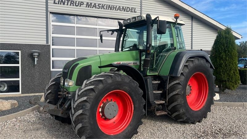 Fendt 926 Favorit Vario Med frontlift - Farm tractor: picture 2 Fendt 926 Favorit Vario Med frontlift - Farm tractor: picture 2