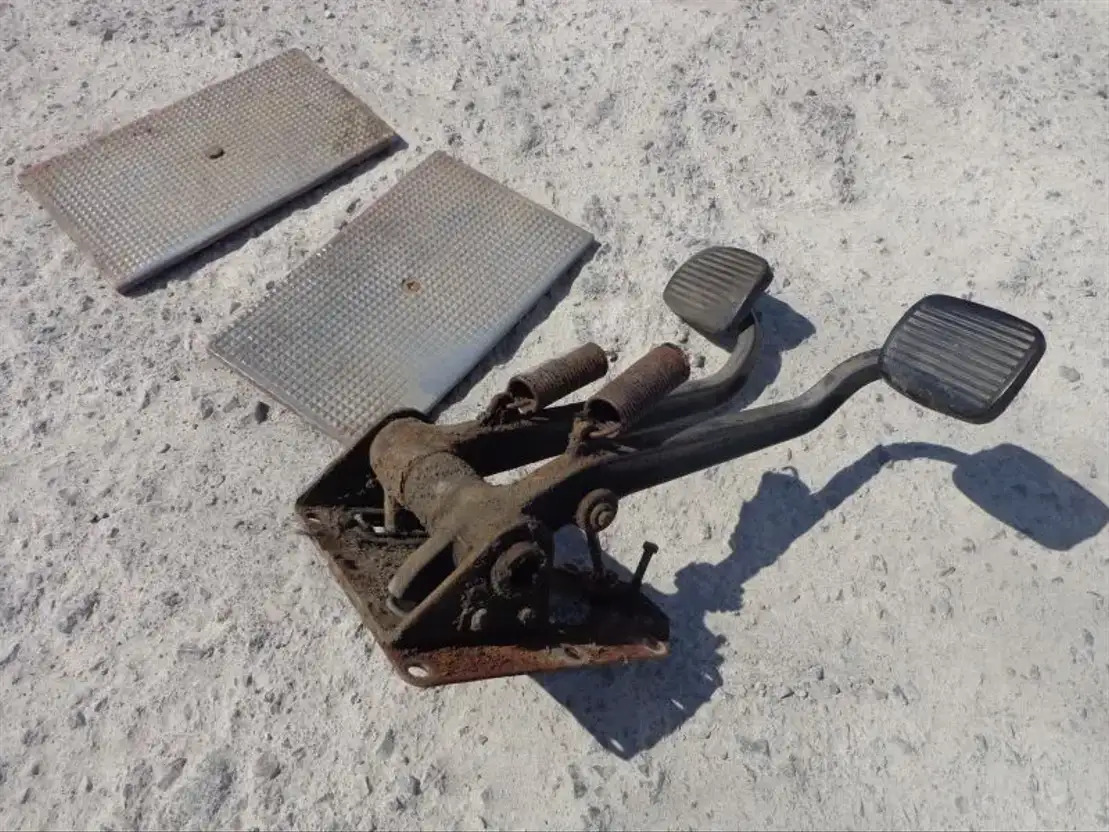 Scania Brake AND Clutch Pedal From Scania LB 0 AND LB1 Serie  - Pedal for Truck: picture 4 Scania Brake AND Clutch Pedal From Scania LB 0 AND LB1 Serie  - Pedal for Truck: picture 4