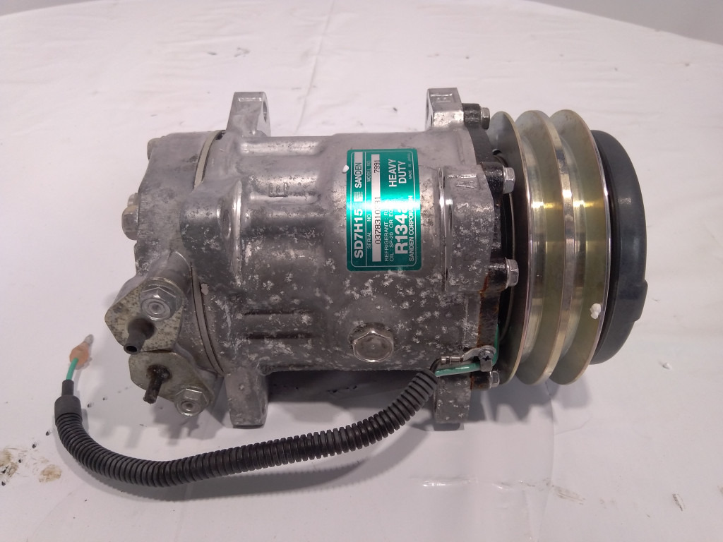Hitachi 4388086 - AC compressor for Construction machinery: picture 3 Hitachi 4388086 - AC compressor for Construction machinery: picture 3