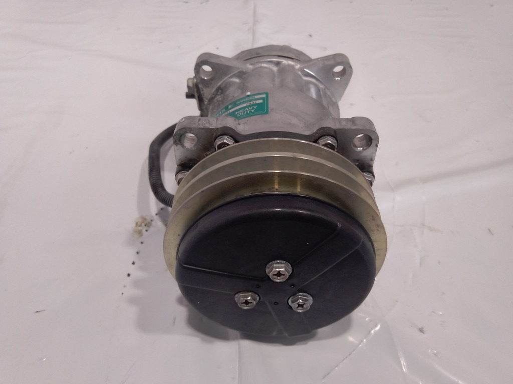 Hitachi 4388086 - AC compressor for Construction machinery: picture 4 Hitachi 4388086 - AC compressor for Construction machinery: picture 4