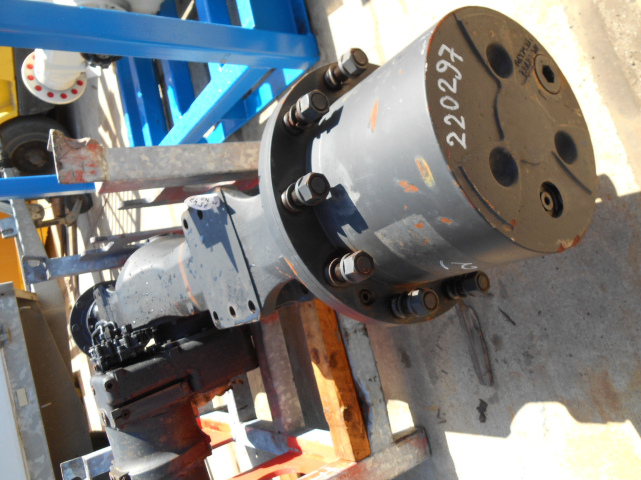 Hitachi 4457336 - Rear axle for Construction machinery: picture 1 Hitachi 4457336 - Rear axle for Construction machinery: picture 1