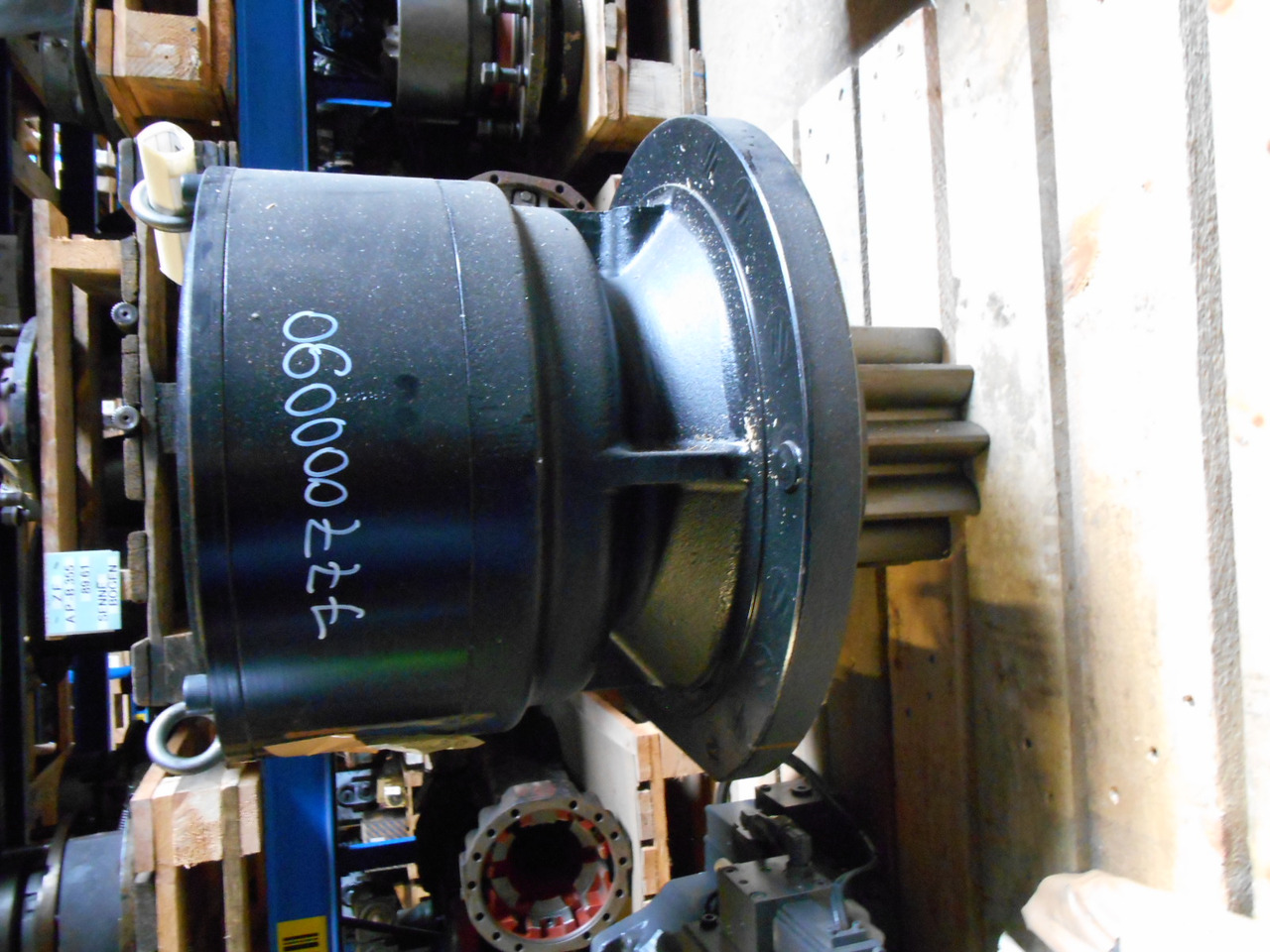 Kobelco LS32W00012F1 - Swing motor for Construction machinery: picture 1 Kobelco LS32W00012F1 - Swing motor for Construction machinery: picture 1