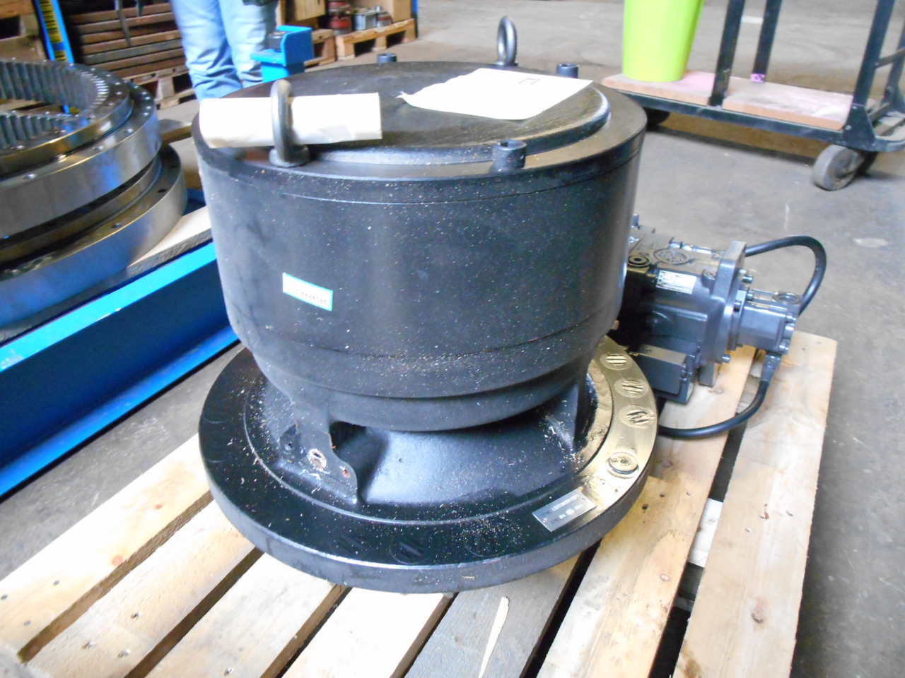 Kobelco LS32W00012F1 - Swing motor for Construction machinery: picture 3 Kobelco LS32W00012F1 - Swing motor for Construction machinery: picture 3