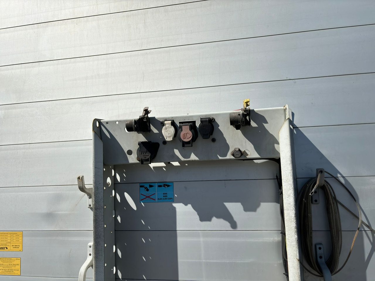 SCHMITZ SCS 24/L - Curtainsider semi-trailer: picture 2 SCHMITZ SCS 24/L - Curtainsider semi-trailer: picture 2