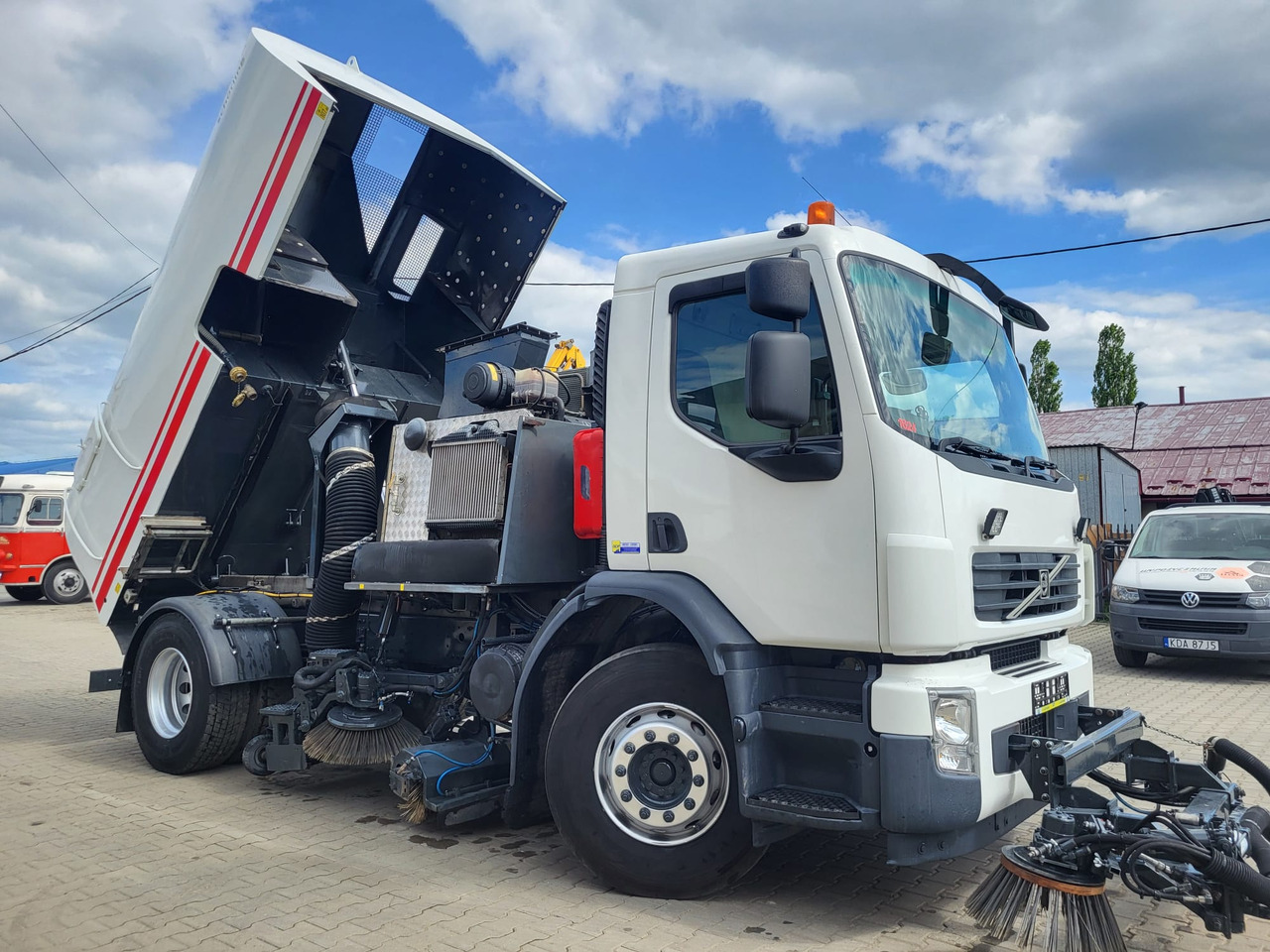 Volvo FE 320 two engines - Road sweeper: picture 4 Volvo FE 320 two engines - Road sweeper: picture 4