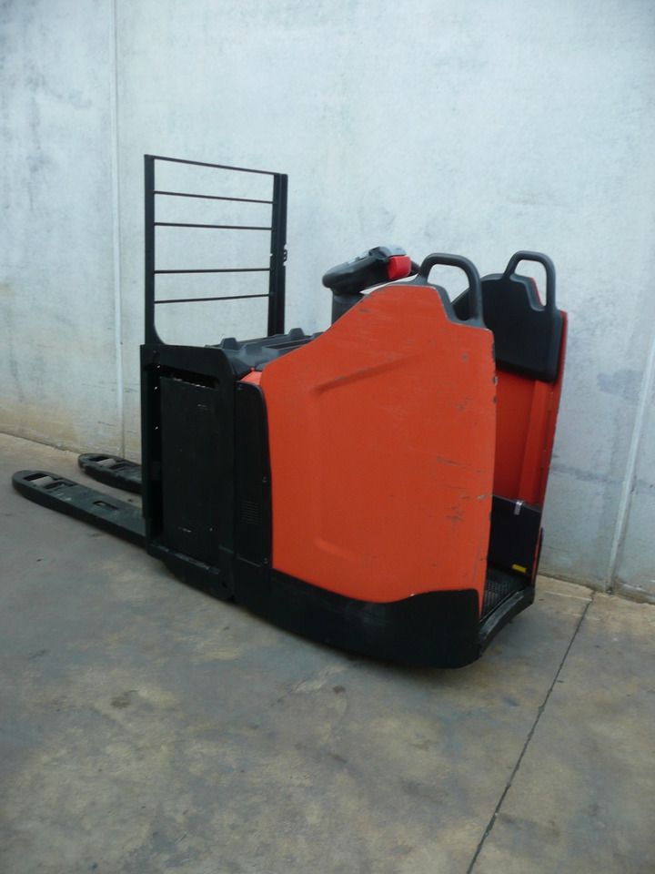 Pallet truck BT LPE 220: picture 1