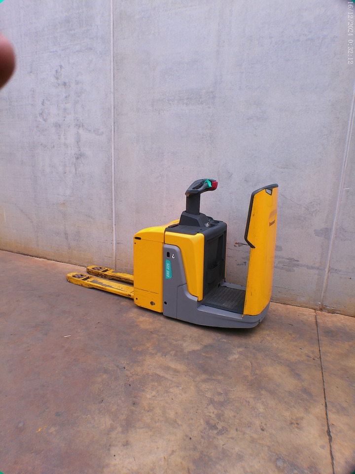 Pallet truck Jungheinrich ERE 225: picture 1