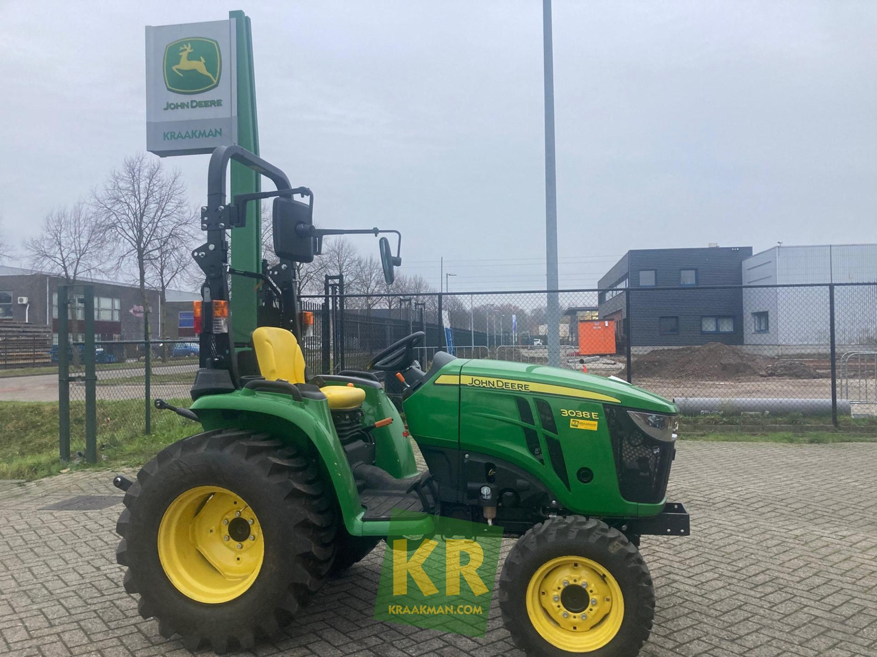 3038E John Deere - Compact tractor: picture 2 3038E John Deere - Compact tractor: picture 2