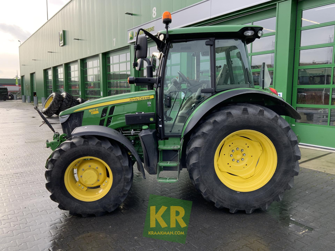 5125R John Deere - Farm tractor: picture 3 5125R John Deere - Farm tractor: picture 3