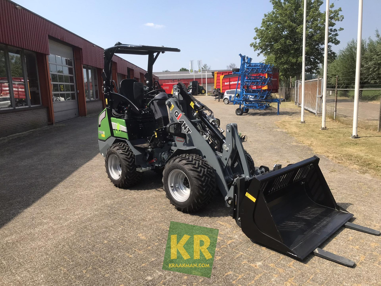 G2200E Giant  - Compact loader: picture 2 G2200E Giant  - Compact loader: picture 2