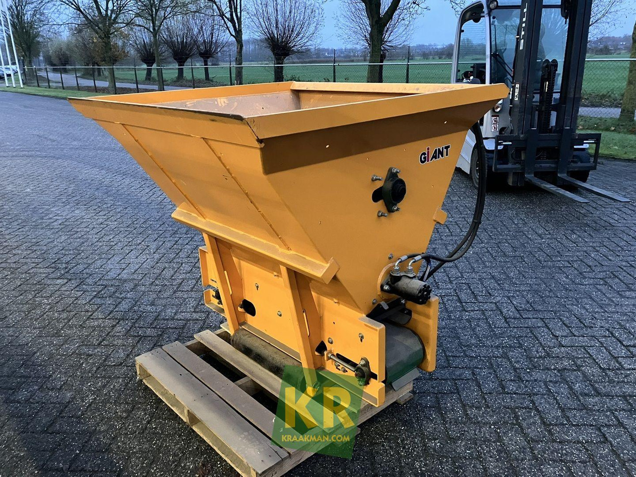 Giant Verdeelbak - Compact loader: picture 2 Giant Verdeelbak - Compact loader: picture 2