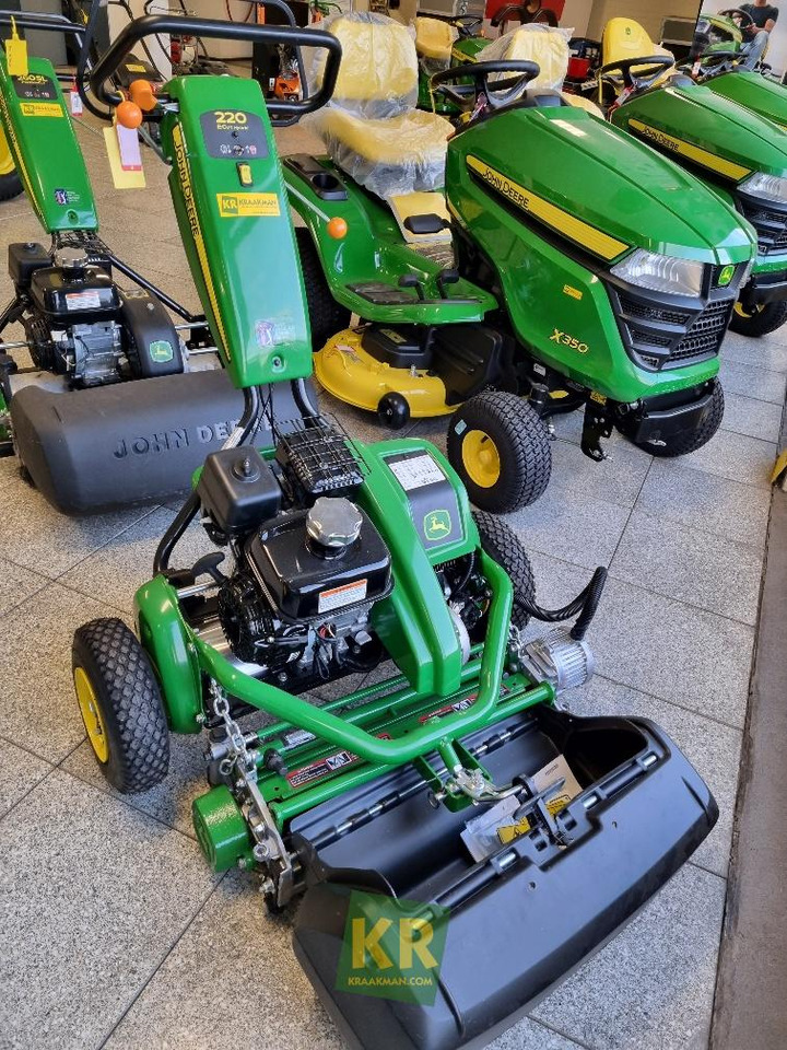 John Deere 220 - Lawn mower: picture 1 John Deere 220 - Lawn mower: picture 1