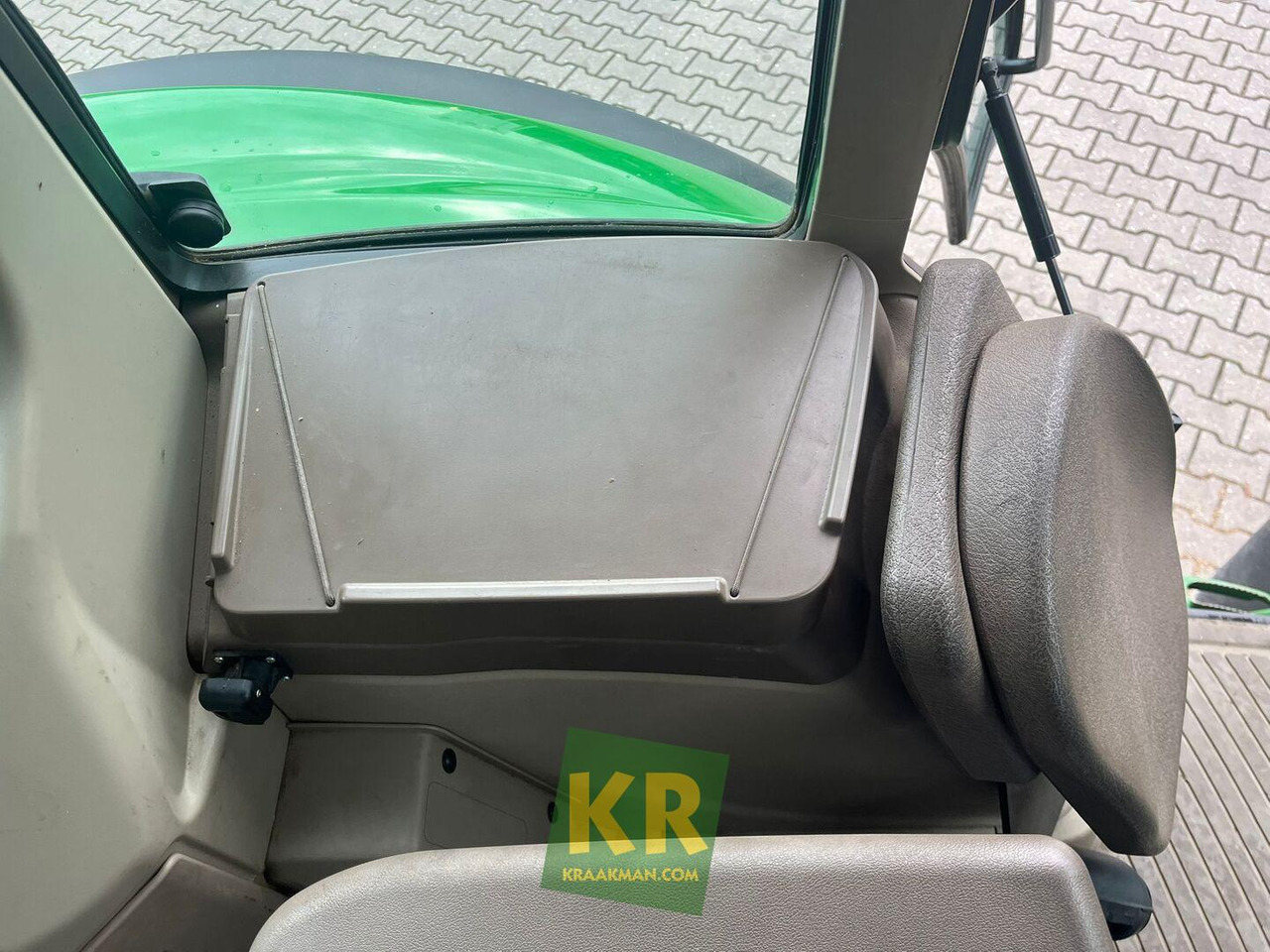 John Deere 6120M - Farm tractor: picture 3 John Deere 6120M - Farm tractor: picture 3